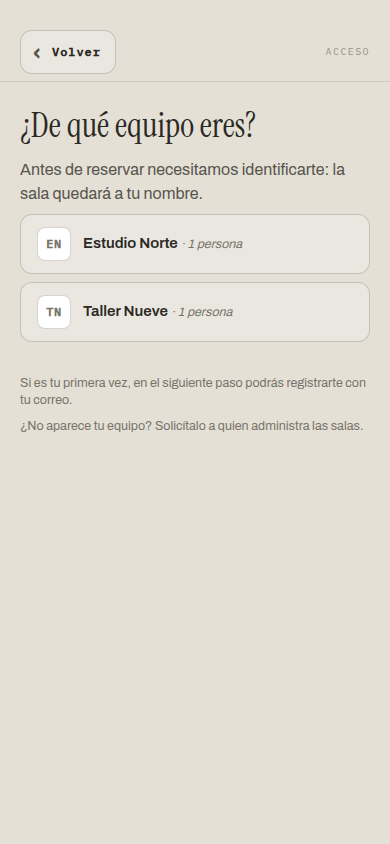 Primer paso del acceso: la pregunta ¿De qué equipo eres?, la línea Antes de reservar necesitamos identificarte, la sala quedará a tu nombre, y dos equipos listados con su número de integrantes