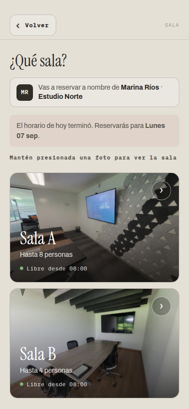 Pantalla ¿Qué sala? con la línea Vas a reservar a nombre de Marina Ríos, Estudio Norte, un aviso de que el horario de hoy terminó y se reservará para el lunes, el texto Mantén presionada una foto para ver la sala, y las dos salas con su fotografía y disponibilidad