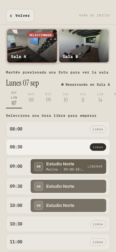 Horario de la Sala A en un lunes: la tira de salas fija arriba con la sala seleccionada, el selector de días, y la lista de bloques de media hora; los ocupados muestran el equipo, la persona, el rango y el motivo, con un botón LIBERAR