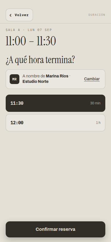 Pantalla de duración: el rango 11:00 a 11:30, la pregunta ¿A qué hora termina?, la línea A nombre de Marina Ríos, Estudio Norte con un enlace Cambiar, dos opciones de duración y el botón Confirmar reserva pegado abajo