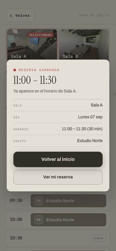 Confirmación de reserva guardada con el resumen de sala, día, horario y equipo, y dos botones: Volver al inicio y Ver mi reserva